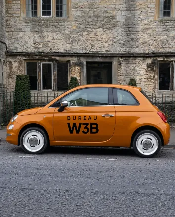 Branding mockup auto met bedrijfslogo